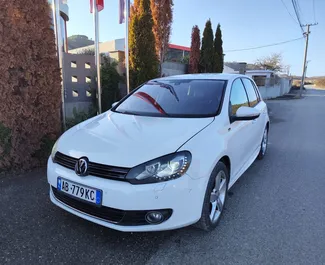 Vooraanzicht van een huurauto Volkswagen Golf 6 in Tirana, Albanië ✓ Auto #9318. ✓ Transmissie Automatisch TM ✓ 0 beoordelingen.