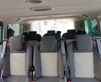 Interieur van Ford Tourneo Custom te huur in Albanië. Een geweldige auto met 8 zitplaatsen en een Handmatig transmissie.