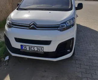 Vooraanzicht van een huurauto Citroen Space Tourer Long op de luchthaven van Izmir, Turkije ✓ Auto #8584. ✓ Transmissie Automatisch TM ✓ 0 beoordelingen.