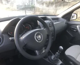 Interieur van Dacia Duster te huur in Albanië. Een geweldige auto met 5 zitplaatsen en een Handmatig transmissie.