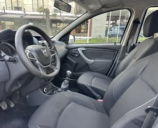 Interieur van Dacia Duster te huur in Albanië. Een geweldige auto met 5 zitplaatsen en een Handmatig transmissie.