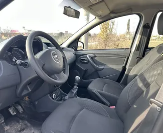 Interieur van Dacia Duster te huur in Albanië. Een geweldige auto met 5 zitplaatsen en een Handmatig transmissie.