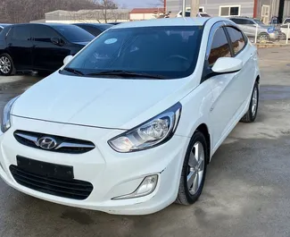 Vooraanzicht van een huurauto Hyundai Accent in Durrës, Albanië ✓ Auto #8964. ✓ Transmissie Automatisch TM ✓ 0 beoordelingen.