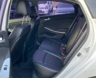 Interieur van Hyundai Accent te huur in Albanië. Een geweldige auto met 5 zitplaatsen en een Automatisch transmissie.