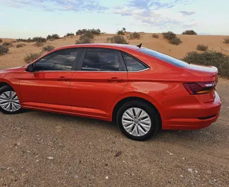 Interieur van Volkswagen Jetta te huur in de VAE. Een geweldige auto met 5 zitplaatsen en een Automatisch transmissie.