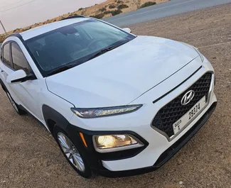 Hyundai Kona 2019 beschikbaar voor verhuur in Dubai, met een kilometerlimiet van 200 km/dag.