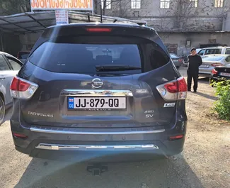 Benzine motor van 3,5L van Nissan Pathfinder 2014 te huur in Tbilisi.