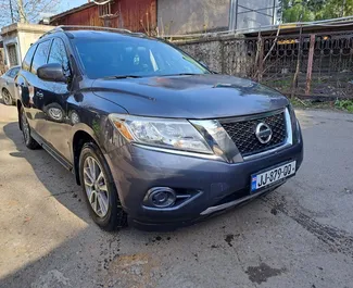 Vooraanzicht van een huurauto Nissan Pathfinder in Tbilisi, Georgië ✓ Auto #9115. ✓ Transmissie Automatisch TM ✓ 0 beoordelingen.