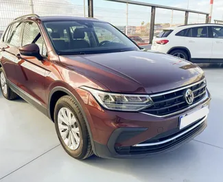 Vooraanzicht van een huurauto Volkswagen Tiguan op luchthaven Tenerife Zuid, Spanje ✓ Auto #9508. ✓ Transmissie Handmatig TM ✓ 0 beoordelingen.