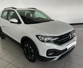 Vooraanzicht van een huurauto Volkswagen T-Cross op luchthaven Tenerife Zuid, Spanje ✓ Auto #9506. ✓ Transmissie Handmatig TM ✓ 0 beoordelingen.