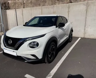 Vooraanzicht van een huurauto Nissan Juke op luchthaven Tenerife Zuid, Spanje ✓ Auto #9511. ✓ Transmissie Automatisch TM ✓ 0 beoordelingen.