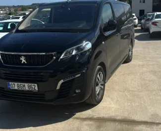 Vooraanzicht van een huurauto Peugeot Expert Traveller op de luchthaven van Antalya, Turkije ✓ Auto #8088. ✓ Transmissie Automatisch TM ✓ 0 beoordelingen.