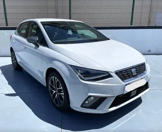 Vooraanzicht van een huurauto SEAT Ibiza op luchthaven Tenerife Zuid, Spanje ✓ Auto #9504. ✓ Transmissie Automatisch TM ✓ 0 beoordelingen.