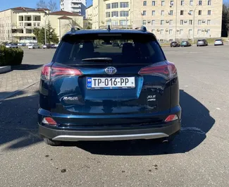 Interieur van Toyota Rav4 te huur in Georgië. Een geweldige auto met 5 zitplaatsen en een Automatisch transmissie.