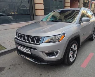 Vooraanzicht van een huurauto Jeep Compass in Jerevan, Armenië ✓ Auto #9410. ✓ Transmissie Automatisch TM ✓ 0 beoordelingen.