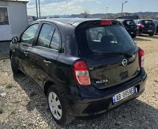 Vooraanzicht van een huurauto Nissan Micra op de luchthaven van Tirana, Albanië ✓ Auto #9370. ✓ Transmissie Handmatig TM ✓ 0 beoordelingen.