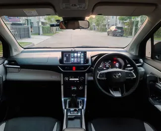 Interieur van Toyota Veloz te huur in Thailand. Een geweldige auto met 7 zitplaatsen en een Automatisch transmissie.