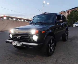 Vooraanzicht van een huurauto Lada Niva in Jerevan, Armenië ✓ Auto #9412. ✓ Transmissie Handmatig TM ✓ 1 beoordelingen.