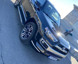 Vooraanzicht van een huurauto Toyota 4 Runner in Koetaisi, Georgië ✓ Auto #9483. ✓ Transmissie Automatisch TM ✓ 0 beoordelingen.