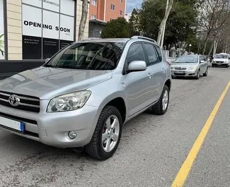 Vooraanzicht van een huurauto Toyota Rav4 op de luchthaven van Tirana, Albanië ✓ Auto #9372. ✓ Transmissie Handmatig TM ✓ 0 beoordelingen.