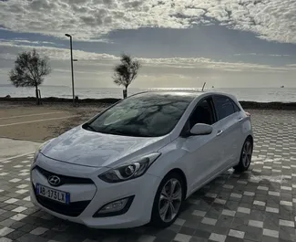 Vooraanzicht van een huurauto Hyundai i30 in Durrës, Albanië ✓ Auto #7898. ✓ Transmissie Automatisch TM ✓ 1 beoordelingen.