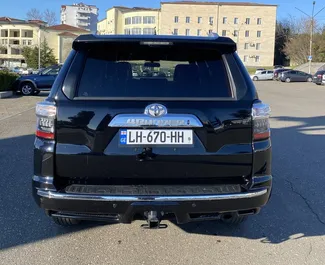 Toyota 4 Runner 2020 beschikbaar voor verhuur in Koetaisi, met een kilometerlimiet van onbeperkt.