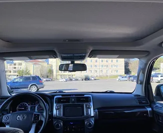 Interieur van Toyota 4 Runner te huur in Georgië. Een geweldige auto met 5 zitplaatsen en een Automatisch transmissie.