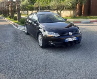 Vooraanzicht van een huurauto Volkswagen Jetta in Tirana, Albanië ✓ Auto #9487. ✓ Transmissie Automatisch TM ✓ 0 beoordelingen.