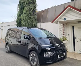 Vooraanzicht van een huurauto Hyundai Staria in Bakoe, Azerbeidzjan ✓ Auto #7958. ✓ Transmissie Automatisch TM ✓ 2 beoordelingen.