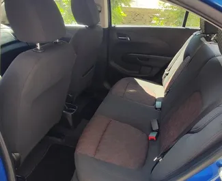 Interieur van Chevrolet Aveo te huur in Armenië. Een geweldige auto met 5 zitplaatsen en een Automatisch transmissie.