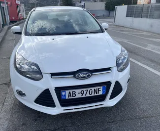 Vooraanzicht van een huurauto Ford Focus op de luchthaven van Tirana, Albanië ✓ Auto #9388. ✓ Transmissie Handmatig TM ✓ 0 beoordelingen.