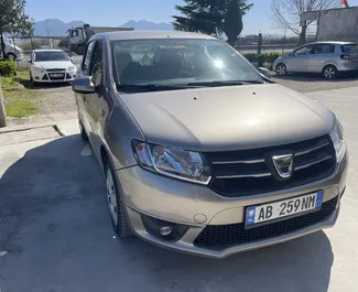 Vooraanzicht van een huurauto Dacia Sandero op de luchthaven van Tirana, Albanië ✓ Auto #9485. ✓ Transmissie Handmatig TM ✓ 0 beoordelingen.