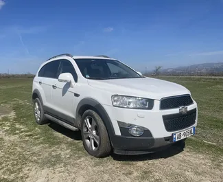 Vooraanzicht van een huurauto Chevrolet Captiva op de luchthaven van Tirana, Albanië ✓ Auto #9482. ✓ Transmissie Automatisch TM ✓ 1 beoordelingen.