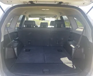 Interieur van Chevrolet Captiva te huur in Albanië. Een geweldige auto met 7 zitplaatsen en een Automatisch transmissie.