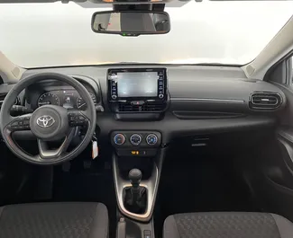 Verhuur Toyota Yaris. Economy, Comfort Auto te huur in Spanje ✓ Borg van Borg van 300 EUR ✓ Verzekeringsmogelijkheden TPL, CDW.