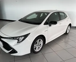 Vooraanzicht van een huurauto Toyota Corolla op luchthaven Tenerife Zuid, Spanje ✓ Auto #9502. ✓ Transmissie Automatisch TM ✓ 0 beoordelingen.