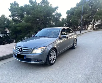 Vooraanzicht van een huurauto Mercedes-Benz C220 in Durrës, Albanië ✓ Auto #8933. ✓ Transmissie Automatisch TM ✓ 2 beoordelingen.