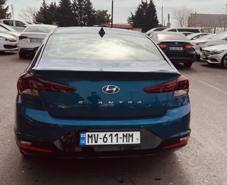 Benzine motor van 2,0L van Hyundai Elantra 2018 te huur op de luchthaven van Tbilisi.