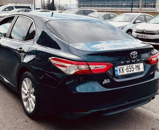 Toyota Camry 2021 beschikbaar voor verhuur op de luchthaven van Tbilisi, met een kilometerlimiet van onbeperkt.