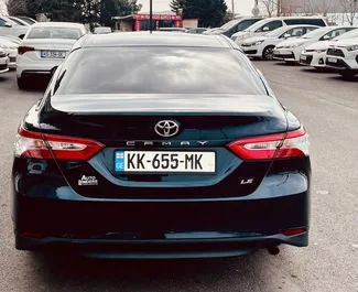 Benzine motor van 2,5L van Toyota Camry 2021 te huur op de luchthaven van Tbilisi.