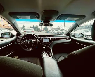 Interieur van Toyota Camry te huur in Georgië. Een geweldige auto met 5 zitplaatsen en een Automatisch transmissie.