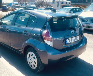 Toyota Prius C 2016 beschikbaar voor verhuur op de luchthaven van Tbilisi, met een kilometerlimiet van onbeperkt.