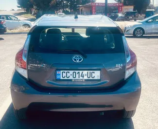 Benzine motor van 1,5L van Toyota Prius C 2016 te huur op de luchthaven van Tbilisi.