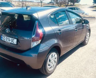 Verhuur Toyota Prius C. Economy, Comfort Auto te huur in Georgië ✓ Borg van Zonder Borg ✓ Verzekeringsmogelijkheden TPL, CDW, SCDW, FDW.