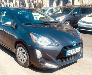 Autohuur Toyota Prius C 2016 in in Georgië, met Benzine brandstof en 99 pk ➤ Vanaf 85 GEL per dag.