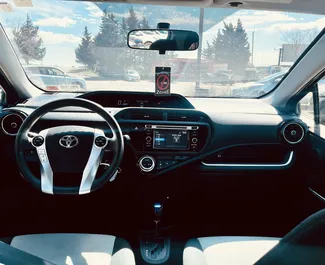 Interieur van Toyota Prius C te huur in Georgië. Een geweldige auto met 4 zitplaatsen en een Automatisch transmissie.