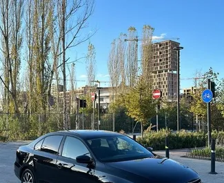 Vooraanzicht van een huurauto Volkswagen Jetta in Tirana, Albanië ✓ Auto #9426. ✓ Transmissie Automatisch TM ✓ 0 beoordelingen.