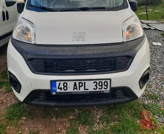 Vooraanzicht van een huurauto Fiat Fiorino op Bodrum Luchthaven, Turkije ✓ Auto #9393. ✓ Transmissie Handmatig TM ✓ 0 beoordelingen.