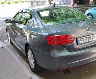 Volkswagen Jetta 2013 beschikbaar voor verhuur in Tbilisi, met een kilometerlimiet van onbeperkt.