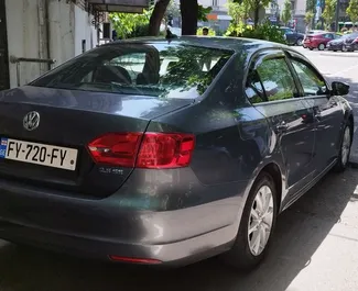 Benzine motor van 2,5L van Volkswagen Jetta 2013 te huur in Tbilisi.